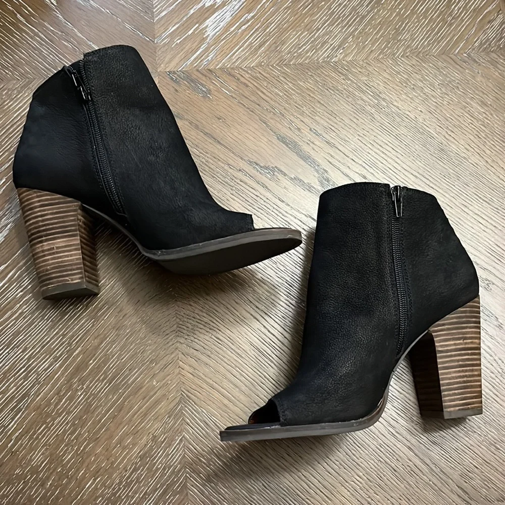 Lucky brand Lamija black leather peep toe heeled ankle booties Size 9.5